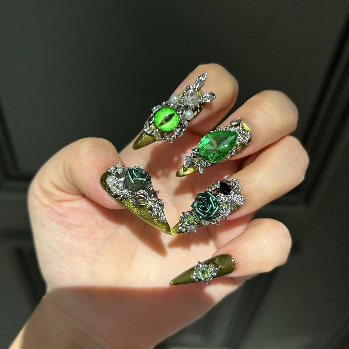 Handmade Olive Green Cat Eye Press On Nails, Long Stiletto Witch Fantasy False Nails with 3D Dark Green Roses, Green Devil Eye Charms, Emerald Rhinestones, Pearls, Silver Bows & Dangling Silver Chains, Reusable Fake Nails for Cosplay, Halloween & Party