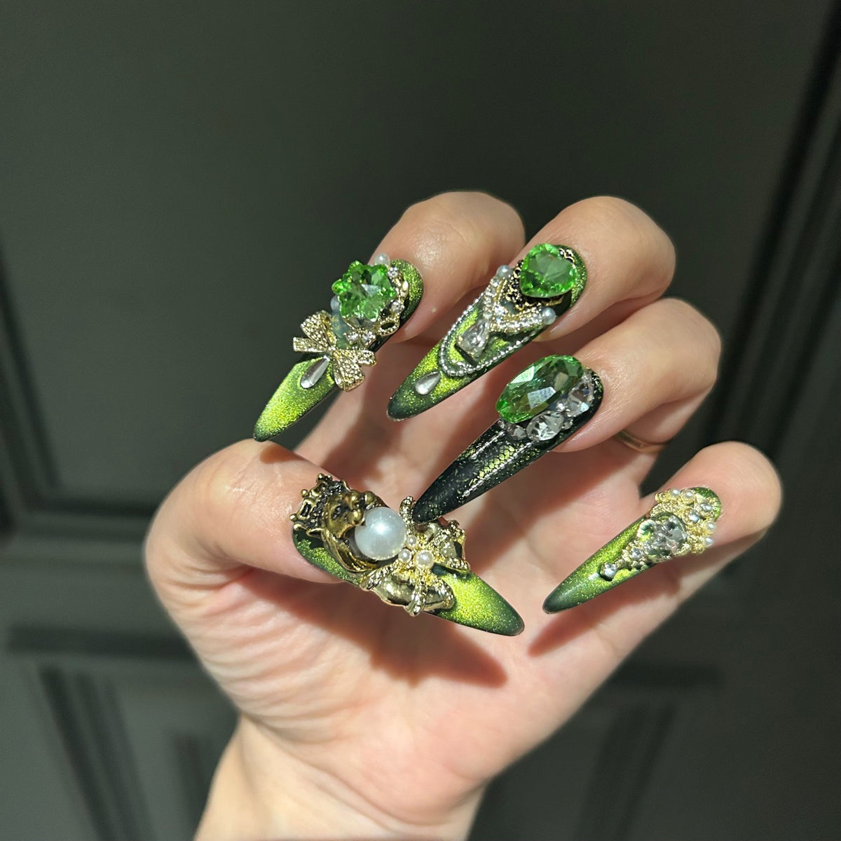 Handmade Green Cat Eye Press On Nails, Long Stiletto Royal Fantasy False Nails with Gold Lion Head & Crown Charms, Emerald Green Rhinestones, Pearls, Gold Bows & Dangling Silver Chains, Reusable Fake Nails for Party & Cosplay