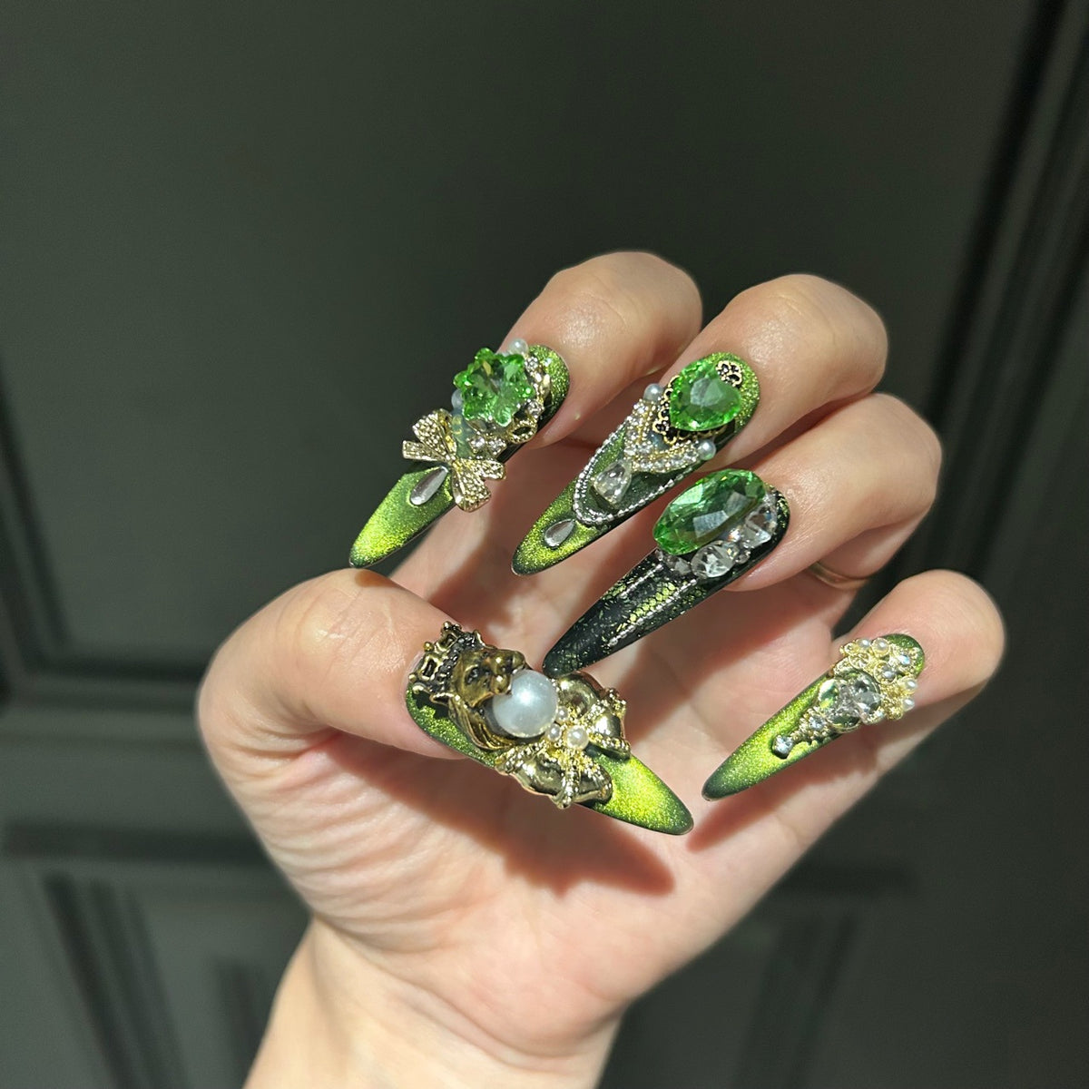 Handmade Green Cat Eye Press On Nails, Long Stiletto Royal Fantasy False Nails with Gold Lion Head & Crown Charms, Emerald Green Rhinestones, Pearls, Gold Bows & Dangling Silver Chains, Reusable Fake Nails for Party & Cosplay